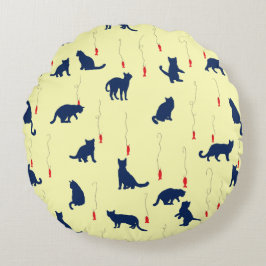 Blauwe schattige kittens en rode vissen rond kussen