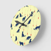 Blauwe schattige kittens en rode vissen ronde klok (Hoek)