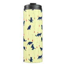 Blauwe schattige kittens en rode vissen