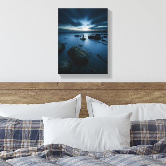 Blauwe schemering boven Rocky Shore Canvas Afdruk (Insitu (Slaapkamer))