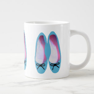 Blauwe schoenen grote koffiekop