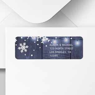 Blauwe schuur hout sneeuwvlokken lichten rustieke etiket