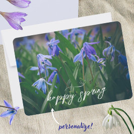 Blauwe scilla bloemen in de voorjaarstuin feestdagenkaart