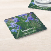 Blauwe scilla bloemen in de voorjaarstuin kartonnen onderzetters (Gebogen)