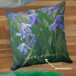 Blauwe scilla bloemen in de voorjaarstuin kussen
