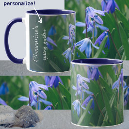 Blauwe scilla bloemen in de voorjaarstuin mok