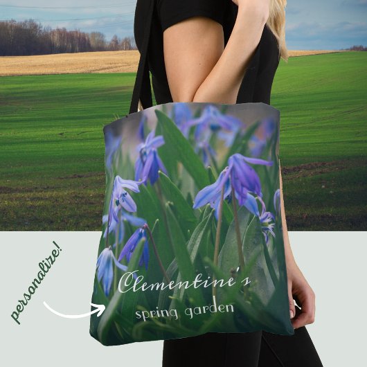 Blauwe scilla bloemen in de voorjaarstuin tote bag