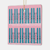 Blauwe skis met sneeuw erop keramisch ornament (Links)