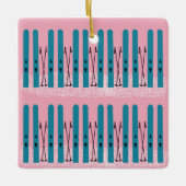 Blauwe skis met sneeuw erop keramisch ornament (Voorkant)