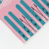 Blauwe ski's op roze deken (Hoek)