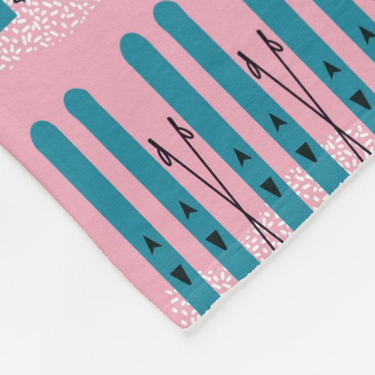 Blauwe ski's op roze deken (Hoek)