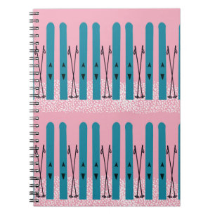 Blauwe ski's op roze notitieboek