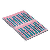 Blauwe ski's op roze notitieboek (Rechterzijde)