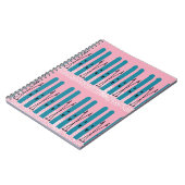 Blauwe ski's op roze notitieboek (Linkerzijde)