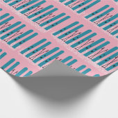 Blauwe ski's op sneeuw met roze achtergrond cadeaupapier (Hoek)