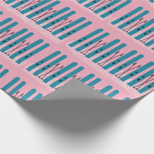Blauwe ski's op sneeuw met roze achtergrond cadeaupapier (Hoek)