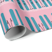 Blauwe ski's op sneeuw met roze achtergrond cadeaupapier (Rol Hoek)