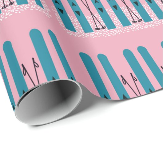 Blauwe ski's op sneeuw met roze achtergrond cadeaupapier (Rol Hoek)