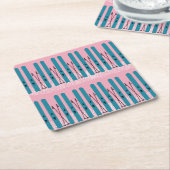 Blauwe ski's op sneeuw & roze achtergrond kartonnen onderzetters (Schuin)