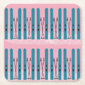 Blauwe ski's op sneeuw & roze achtergrond kartonnen onderzetters (Voorkant)