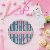 Blauwe ski's op sneeuw & roze achtergrond papieren bordje (Feest)