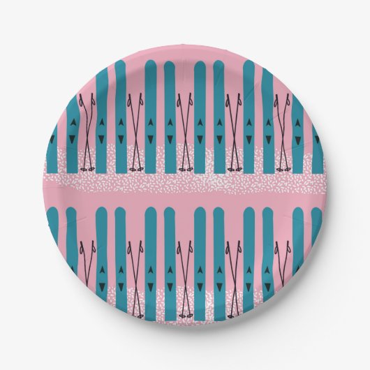 Blauwe ski's op sneeuw & roze achtergrond papieren bordje (Voorkant)