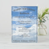 BLAUWE SKY CLOUDS FOTO HAPPY BIRTHDAY INVITATION KAART (Staand voorkant)