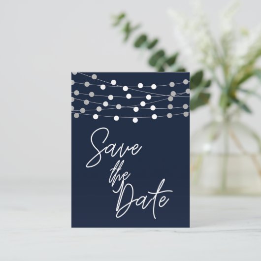 Blauwe slingerlichtjes Modern script save the date Aankondigingskaart (Staand voorkant)