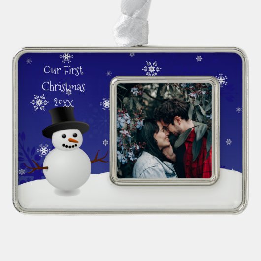 Blauwe Sneeuwman Winter Scene Framed First Verzilverd Omlijst Ornament (Voorkant)