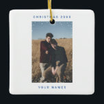 BLAUWE Sneeuwval Fototekst Noise Film Overlay Keramisch Ornament<br><div class="desc">Navy Blue Minimalist Snowfall Photo Text Noise Film Overlay Keramische Ornament keepsake met uw gepersonaliseerde foto (vierkant, landschap of portret, horizontaal of verticaal) in sneeuwvlokken lijst en met witte ruisfilm overlay, en uw aangepaste vakantie, naam en tekst in stijlvol en modern sans serif lettertype, de lettertypestijl en kleuren van keramisch...</div>