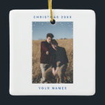 BLAUWE Sneeuwval Fototekst Noise Film Overlay Keramisch Ornament<br><div class="desc">Navy Blue Minimalist Snowfall Photo Text Noise Film Overlay Keramische Ornament keepsake met uw gepersonaliseerde foto (vierkant, landschap of portret, horizontaal of verticaal) in sneeuwvlokken lijst en met witte ruisfilm overlay, en uw aangepaste vakantie, naam en tekst in stijlvol en modern sans serif lettertype, de lettertypestijl en kleuren van keramisch...</div>