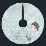 Blauwe sneeuwvlok en Snowman Holiday Tree Skirt Kerstboom Rok<br><div class="desc">Blue Snowflake en Snowman gepersonaliseerde vakboomrok voorzien van een zachte blauwe achtergrond met witte sneeuwvlokken, een sneeuwpop met gestreepte sjaal en een lichtblauwe banner die u kunt aanpassen met jouw naam. Deze kleurrijke Blauwe Snowflake en Snowman-ontwerpvakantiekrok maken een geweldig geschenk of zorgen ervoor dat je er nog jaren van kunt...</div>