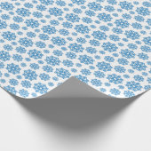 Blauwe sneeuwvlok op wit met visschalen cadeaupapier (Hoek)