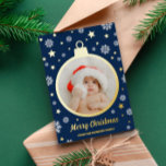 Blauwe Sneeuwvlokken & Gouden Sterren Vrolijk Kers Folie Feestdagenkaart<br><div class="desc">Charmante marineblauw en gouden folie Vrolijke kerstkaart met je foto in een gouden folie balletje omringd door witte sneeuwvlokken en gouden folie sterren met retro lettertypen. Snowflake-thema gouden folie kerstkaart met uw foto in een baubelvormig gouden folie lijst. Stuur warme kerstwensen naar uw dierbaren met deze prachtige sneeuwvlok-thema gouden folie...</div>