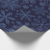 Blauwe sneeuwvlokken op blauw cadeaupapier (Hoek)
