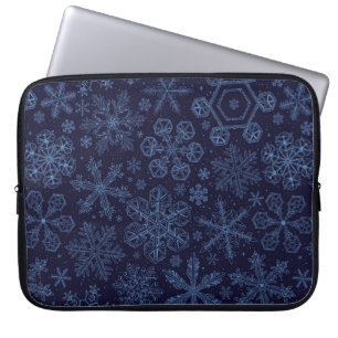 Blauwe sneeuwvlokken op blauw laptop sleeve