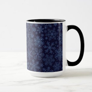 Blauwe sneeuwvlokken op blauw mok