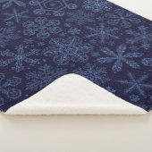 Blauwe sneeuwvlokken op blauw sherpa deken (3/4)