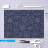 Blauwe sneeuwvlokken op blauw tissuepapier (Craft)