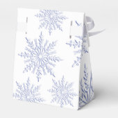 Blauwe sneeuwvlokken op het witte winterhuwelijk bedankdoosjes (Achterkant)