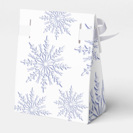 Blauwe sneeuwvlokken op het witte winterhuwelijk bedankdoosjes (Achterkant)