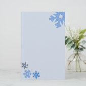 Blauwe sneeuwvlokken op roze achtergrond briefpapier (Staand voorkant)