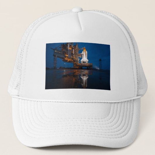 Blauwe spaceshuttle-ruimteschip op lanceerplatform trucker pet (Voorkant)