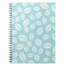 Blauwe spiral notebook met bladeren