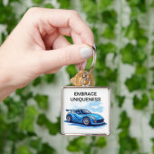 Blauwe sportauto onder heldere lucht sleutelhanger (Hand)