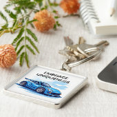 Blauwe sportauto onder heldere lucht sleutelhanger (Zijkant)