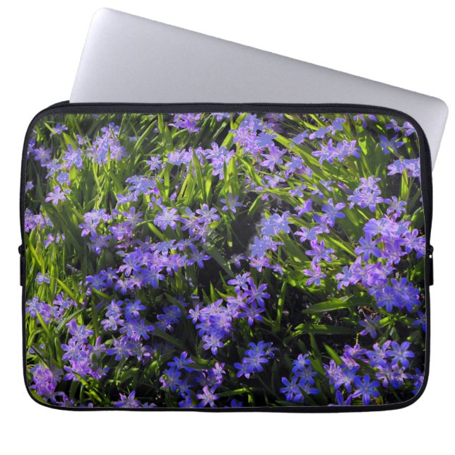 Blauwe Squill Spring Flowers, groene bladeren Laptop Sleeve (Voorkant)