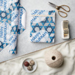 Blauwe ster van David Pattern / Happy Hanukkah Cadeaupapier<br><div class="desc">Een joods davidster in blauwtinten met een bleke grijze achtergrond met de tekst "Happy Chanoeka" siert dit inpakpapier. Label Dit maakt deel uit van een set cadeauverpakkingen die ook tissuepapier, 2 verschillende maten lint, kleine, middelgrote en grote cadeauzakken, een wijngeschenkzak en wijngeschenkdoos, cadeaubonnen en cadeaubonnen bevatten. Pas dit aan met...</div>