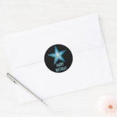 Blauwe sterren "Happy Birthday"-ronde sticker zwar (Envelop)