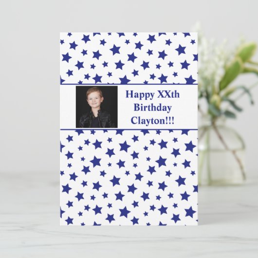 Blauwe sterren met berichtfoto van Birthday Party Kaart (Staand voorkant)
